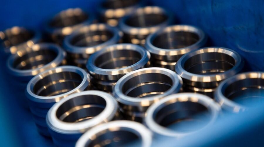 ANEL EM FERRO FUNDIDO